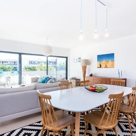 Luxurious And Bright Marina Village Apartment *