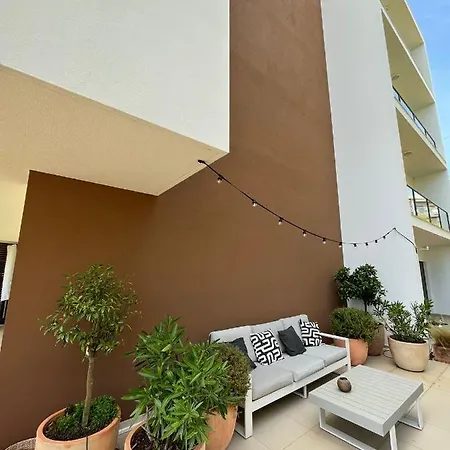 Luxurious And Bright Marina Village Apartment *